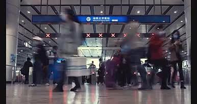 4k城市交通枢纽站中往来的人群视频的预览图